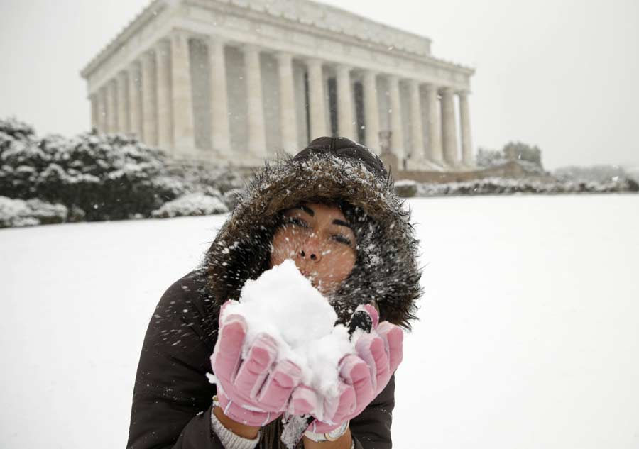 Snowstorm rages in eastern US