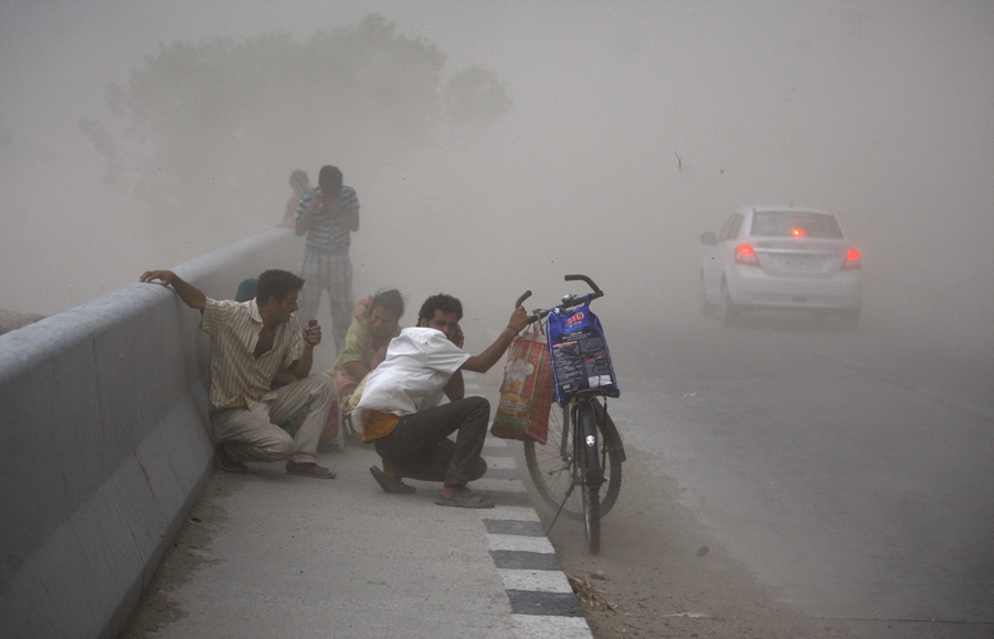 Sandstorms envelope global cities