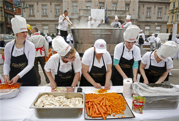 Bosnians boil largest broth for record bid