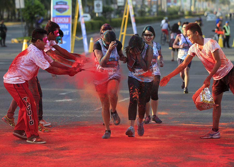 Color run illuminates Paris