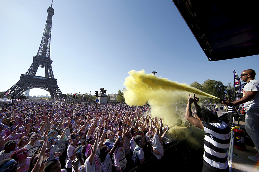 Color run illuminates Paris