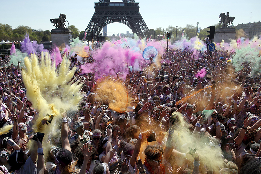 Color run illuminates Paris