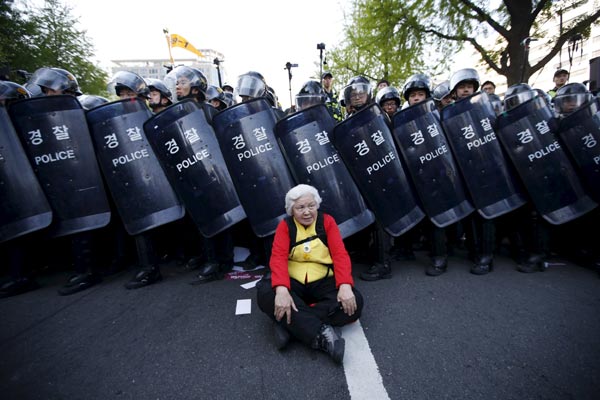 Thousands of South Koreans march in anti-government rally