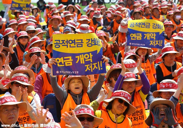 Thousands of South Koreans march in anti-government rally