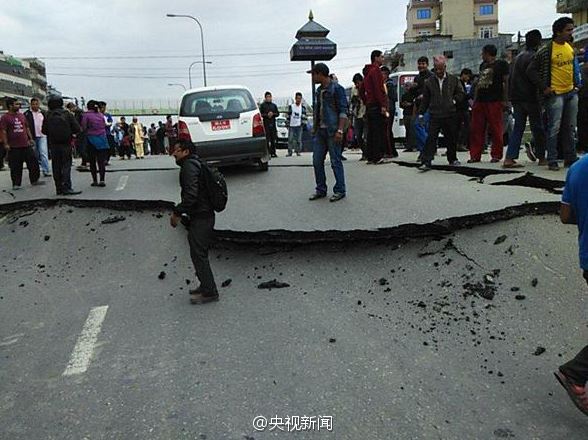 Chinese rescue team on way to Nepal as toll exceeds 1,000