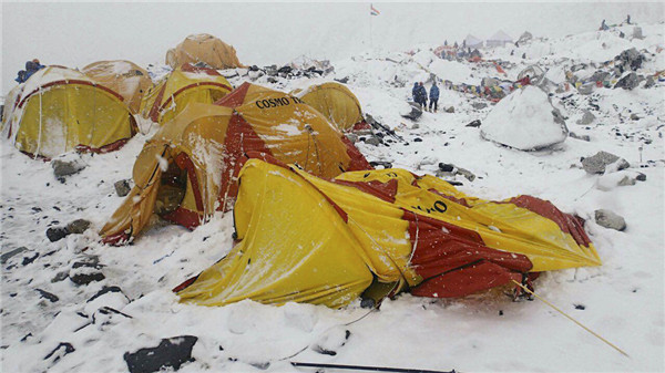 Survivor documents aftermath of Mt Qomolangma avalanche
