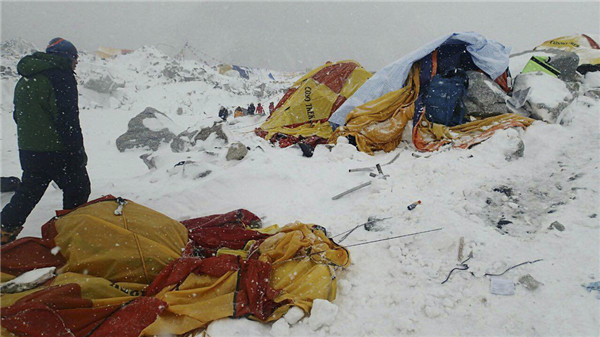 Survivor documents aftermath of Mt Qomolangma avalanche