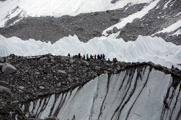 Over 150 climbers stranded in Mount Qomolangma base camps