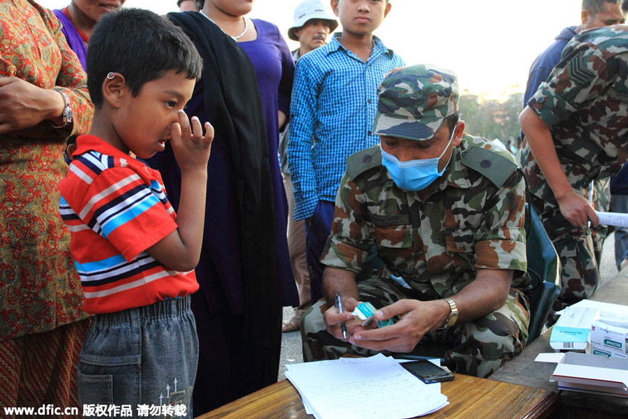 Kathmandu's quake survivors struggle for food, water, tents