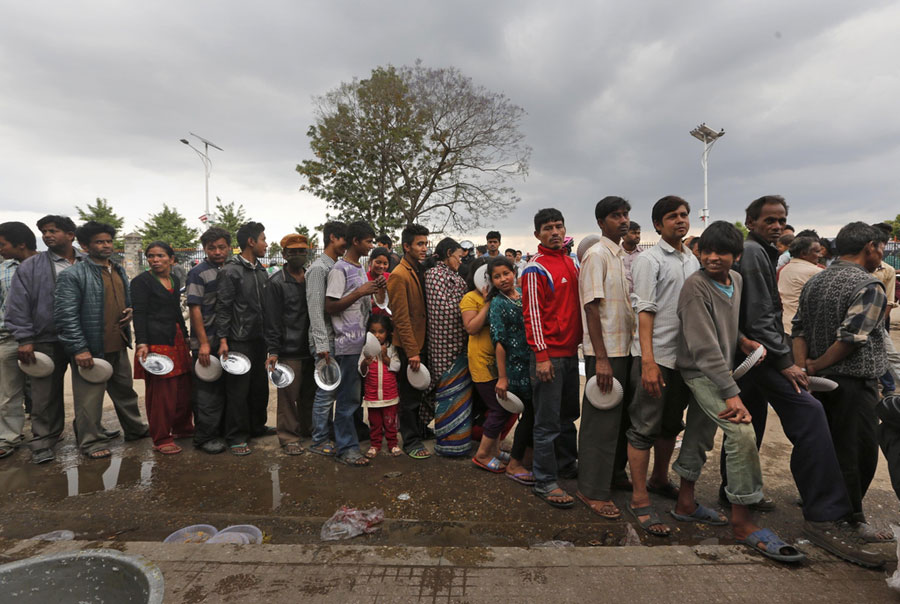 Kathmandu's quake survivors struggle for food, water, tents