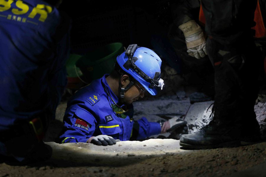 China's rescue team searches for survivors in Nepal