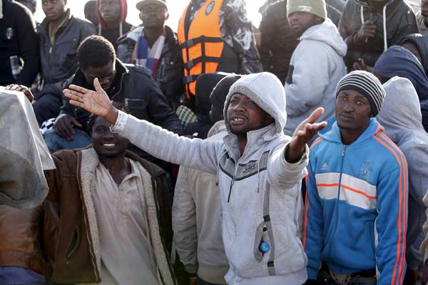 Italy says 10 migrants die, 5,800 rescued in ongoing mission