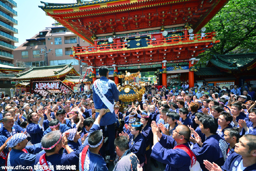 Portable shrines paraded through Tokyo to celebrate Kanda Festival