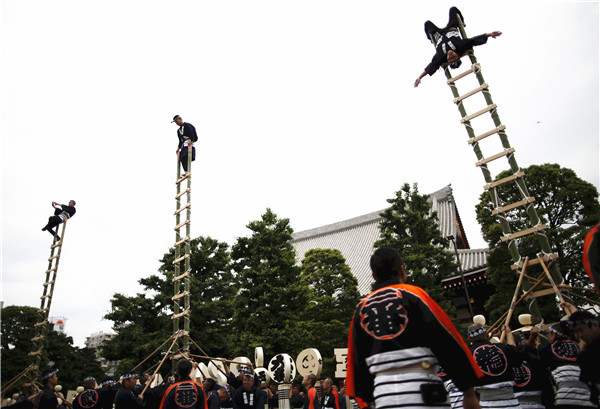 Traditional firefighters perform acrobatic stunts in Japan