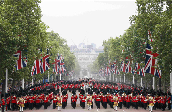 Prince George makes first appearance on palace balcony