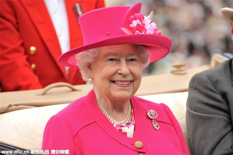 Race-goers get ahead with hats