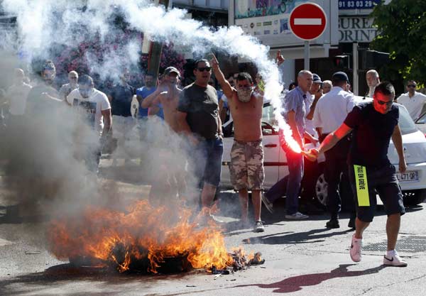 France cracks down on Uber after taxi driver protests