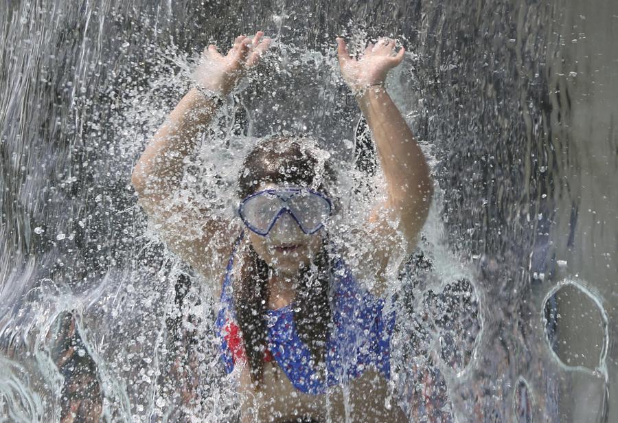 Unusual heat wave sweeps across Europe