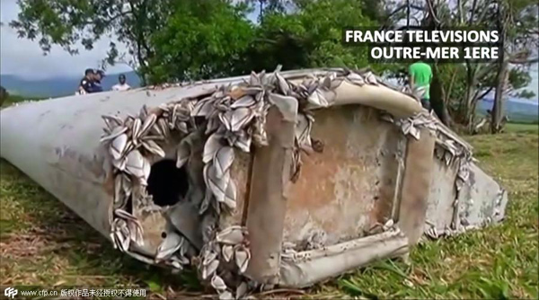 Picking up the aircraft pieces found on Réunion Island