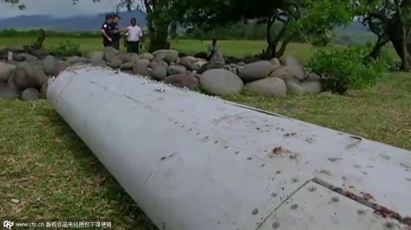 Picking up the aircraft pieces found on Réunion Island