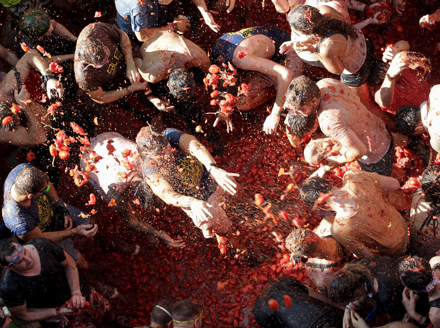 Party-goers hurl tonnes of tomatoes in Spanish festival