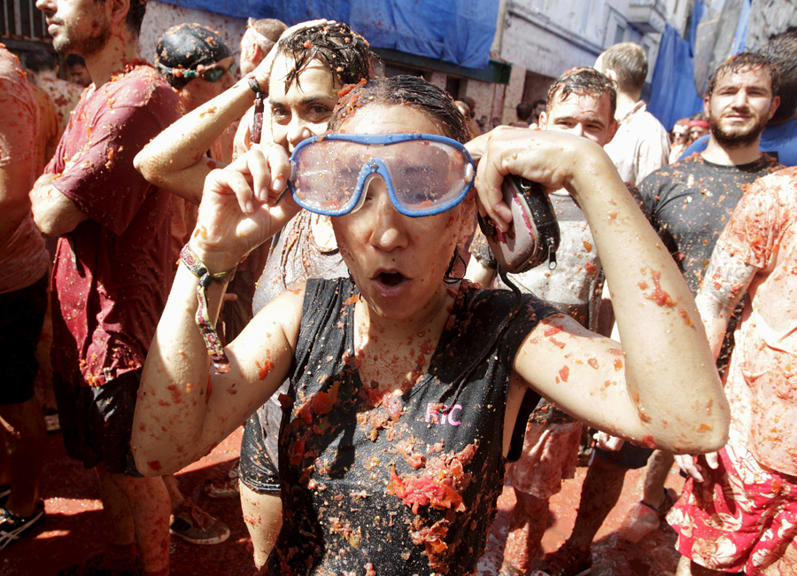 Party-goers hurl tonnes of tomatoes in Spanish festival