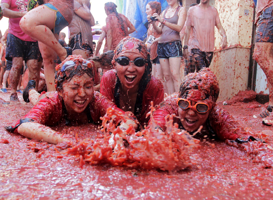 Party-goers hurl tonnes of tomatoes in Spanish festival