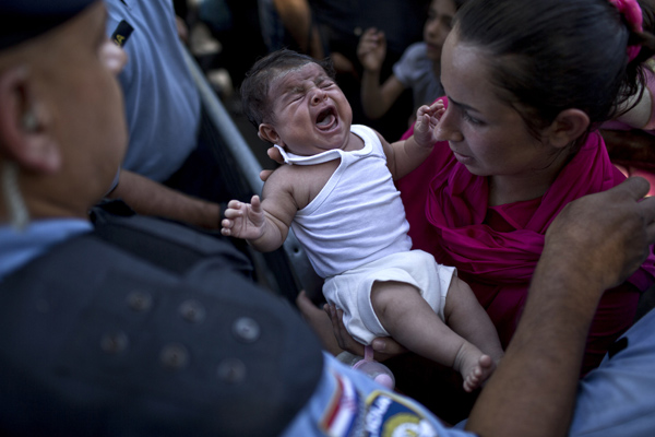 Croatia closes border with Serbia to stop migrant flow