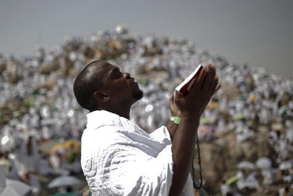 Flags, phones and human chains: Islam's pilgrims seek the way on hajj