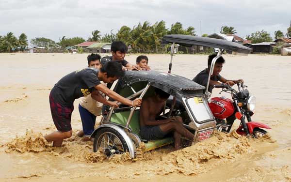 Typhoon kills 10 in Philippines