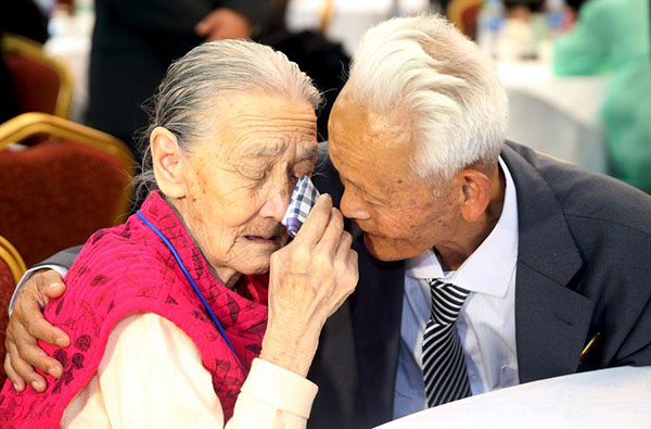S. Koreans reunion with DPRK relatives after 60 years