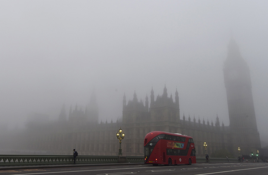 More flights canceled as heavy fog hit Britain
