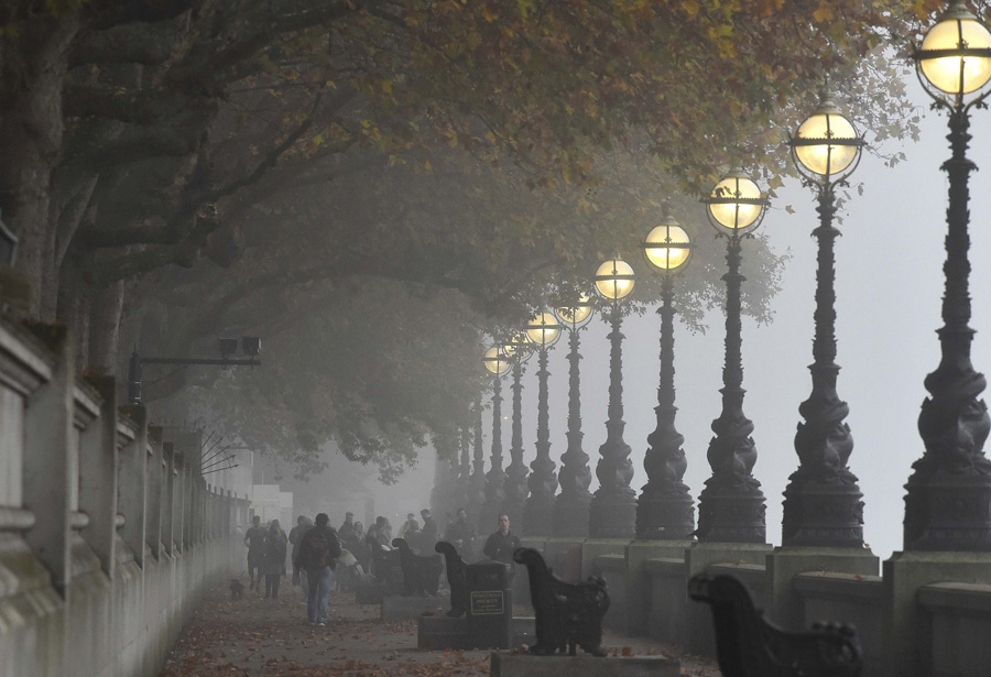 More flights canceled as heavy fog hit Britain