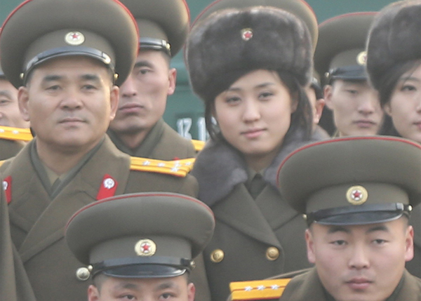 DPRK troupes arrive in China for performance