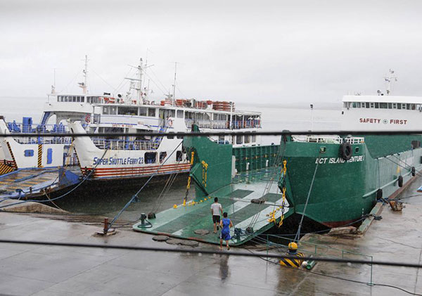 Typhoon strikes Philippines; 750,000 evacuated to safety