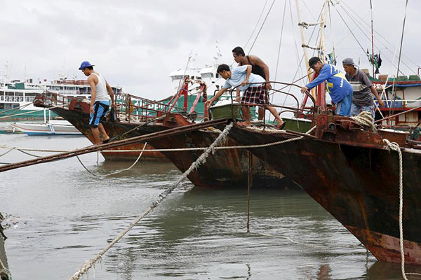Typhoon strikes Philippines; 750,000 evacuated to safety