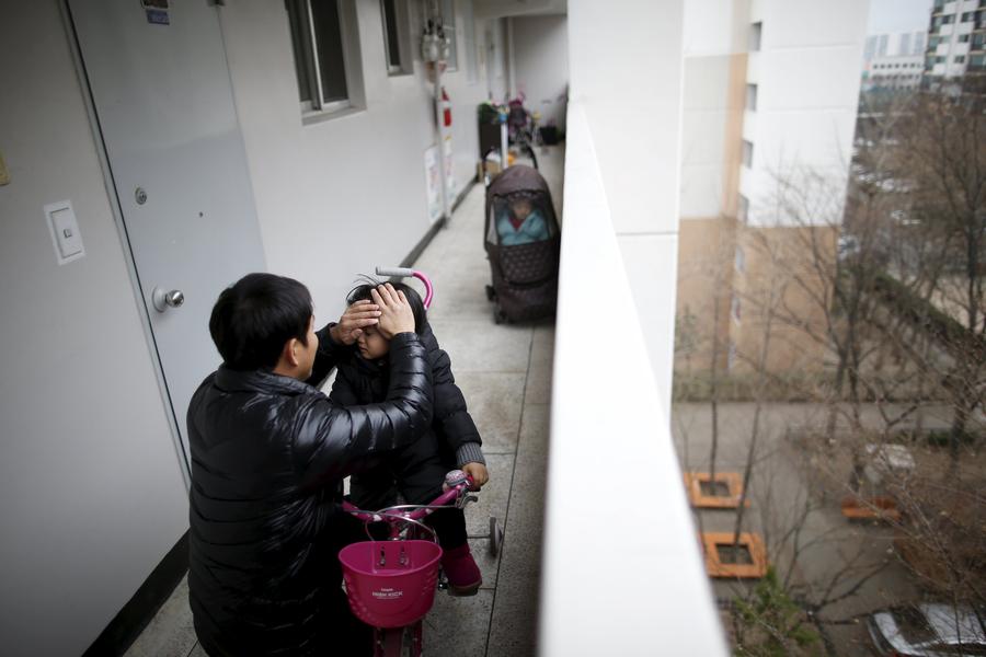 South Korean 'superdads' on paternity leave break with tradition