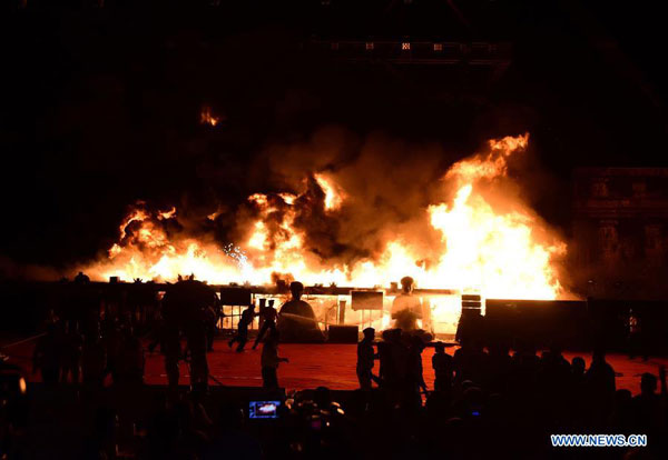 Huge fire engulfs venue at 'Make in India' event