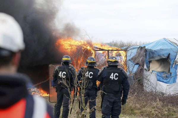 Clashes break out as France begins clearing Calais migrant camp