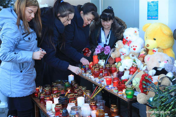 People pay condolence to victims of Russian plane crash