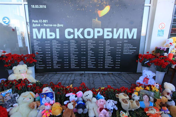 People pay condolence to victims of Russian plane crash