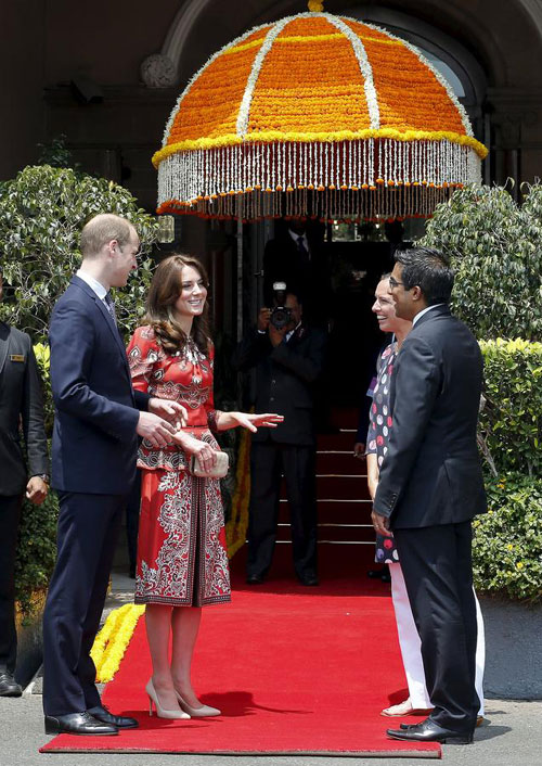 Prince William, wife arrive in Mumbai