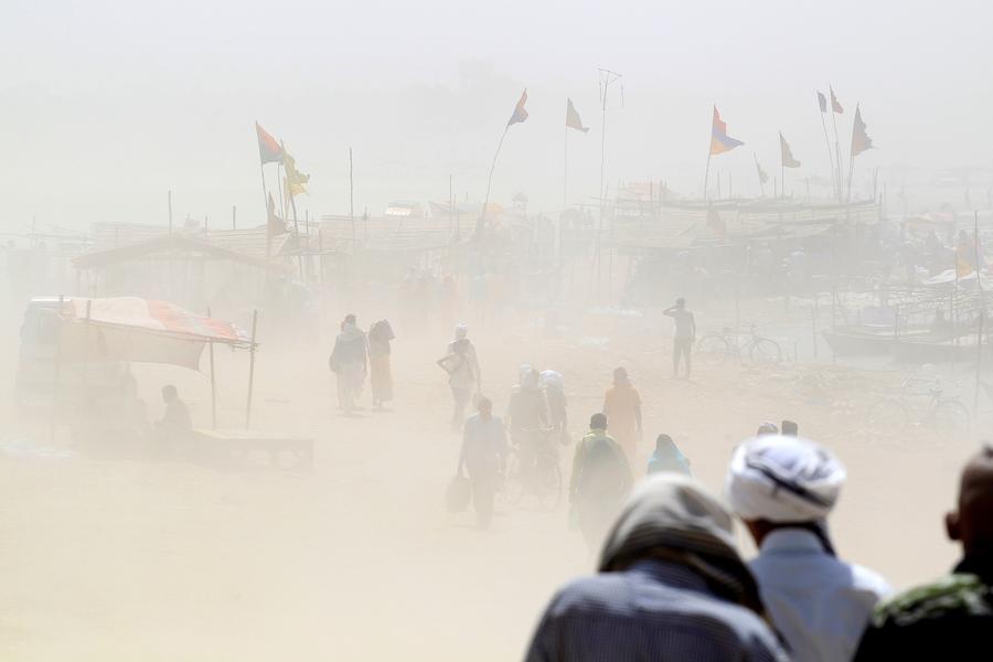 Dust storm shrouds Allahabad, India