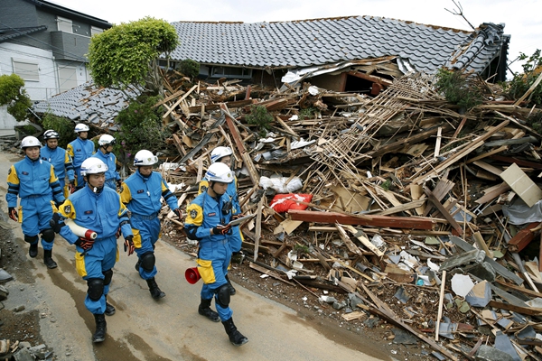 Tourists moved out of quake-stricken area