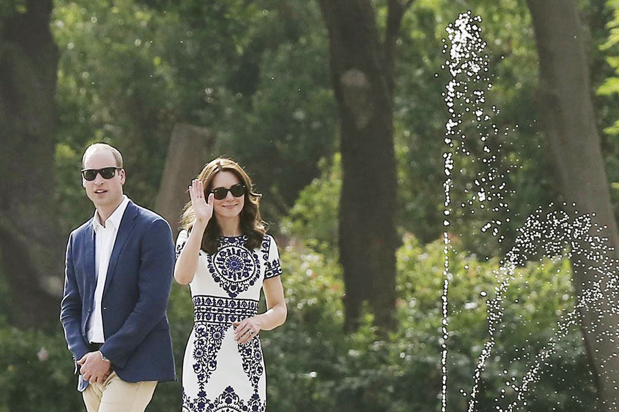 Royal couple visits the Taj Mahal