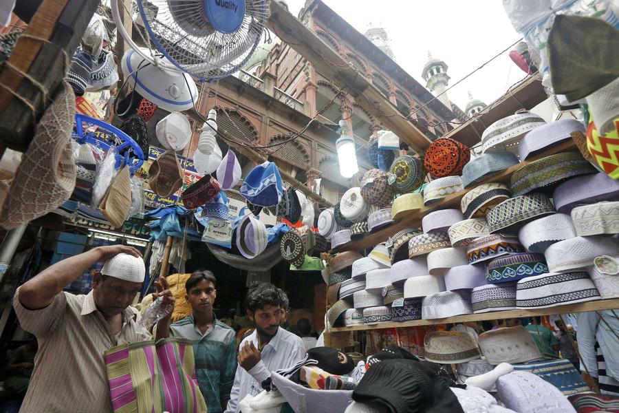 Muslims prepare for Eid al-Fitr festival around the world