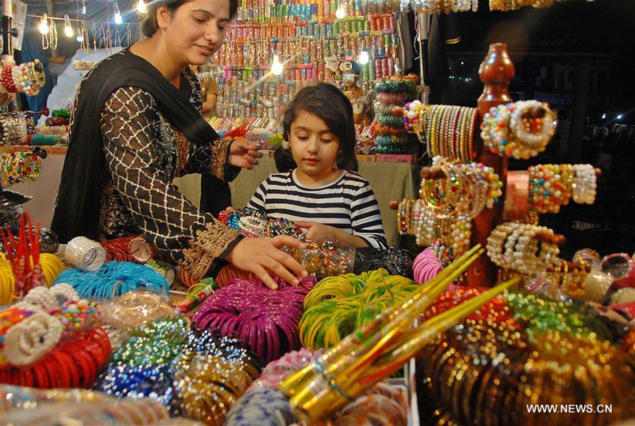 Muslims prepare for Eid al-Fitr festival around the world