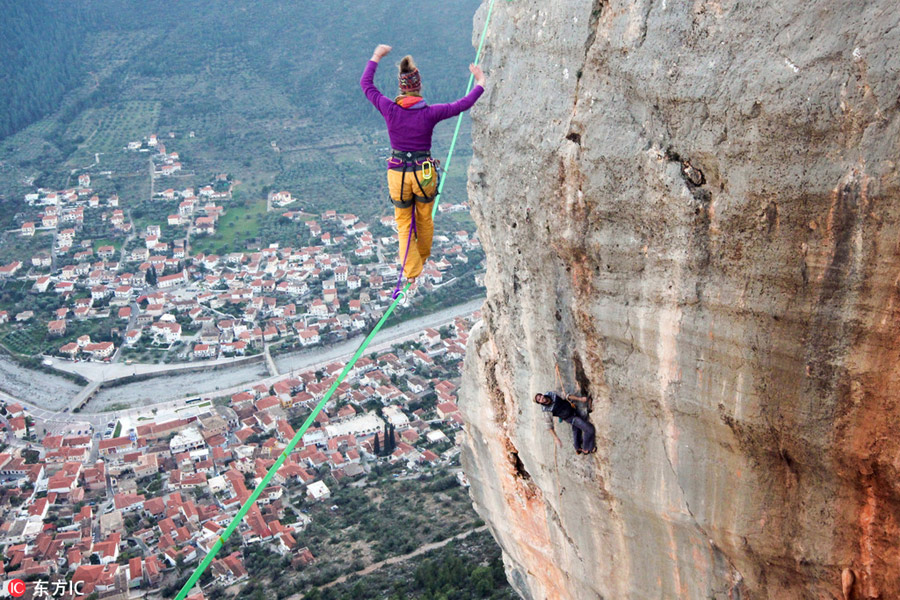 Daredevil makes journey across slackline high above city