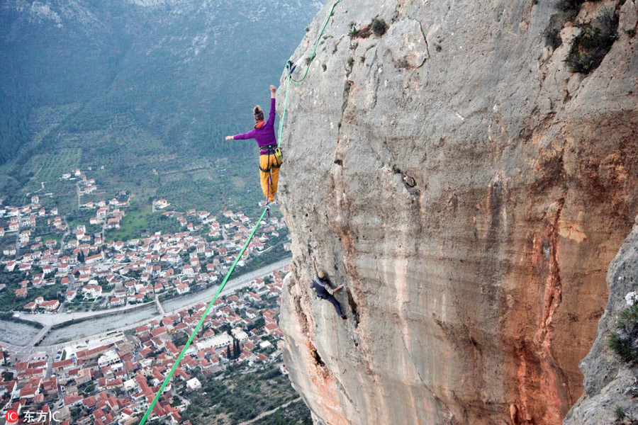 Daredevil makes journey across slackline high above city