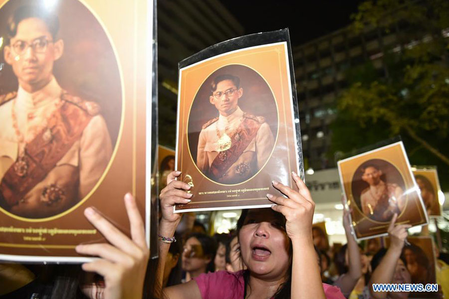 Thailand wakes to uncertainty, grief without King Bhumibol